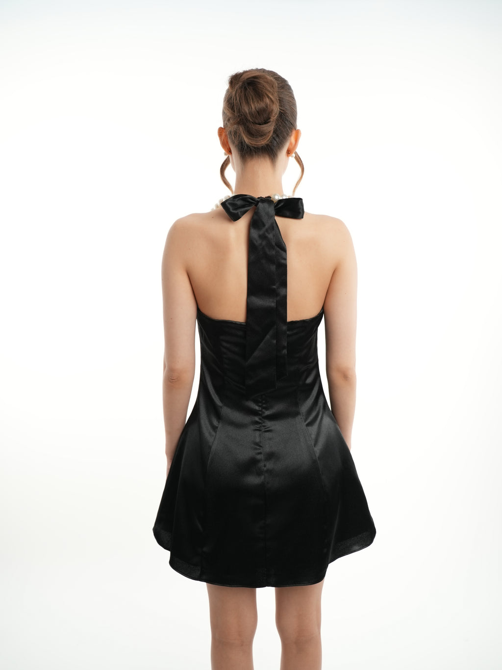 MINI PERLA - Robe courte en satin noir
