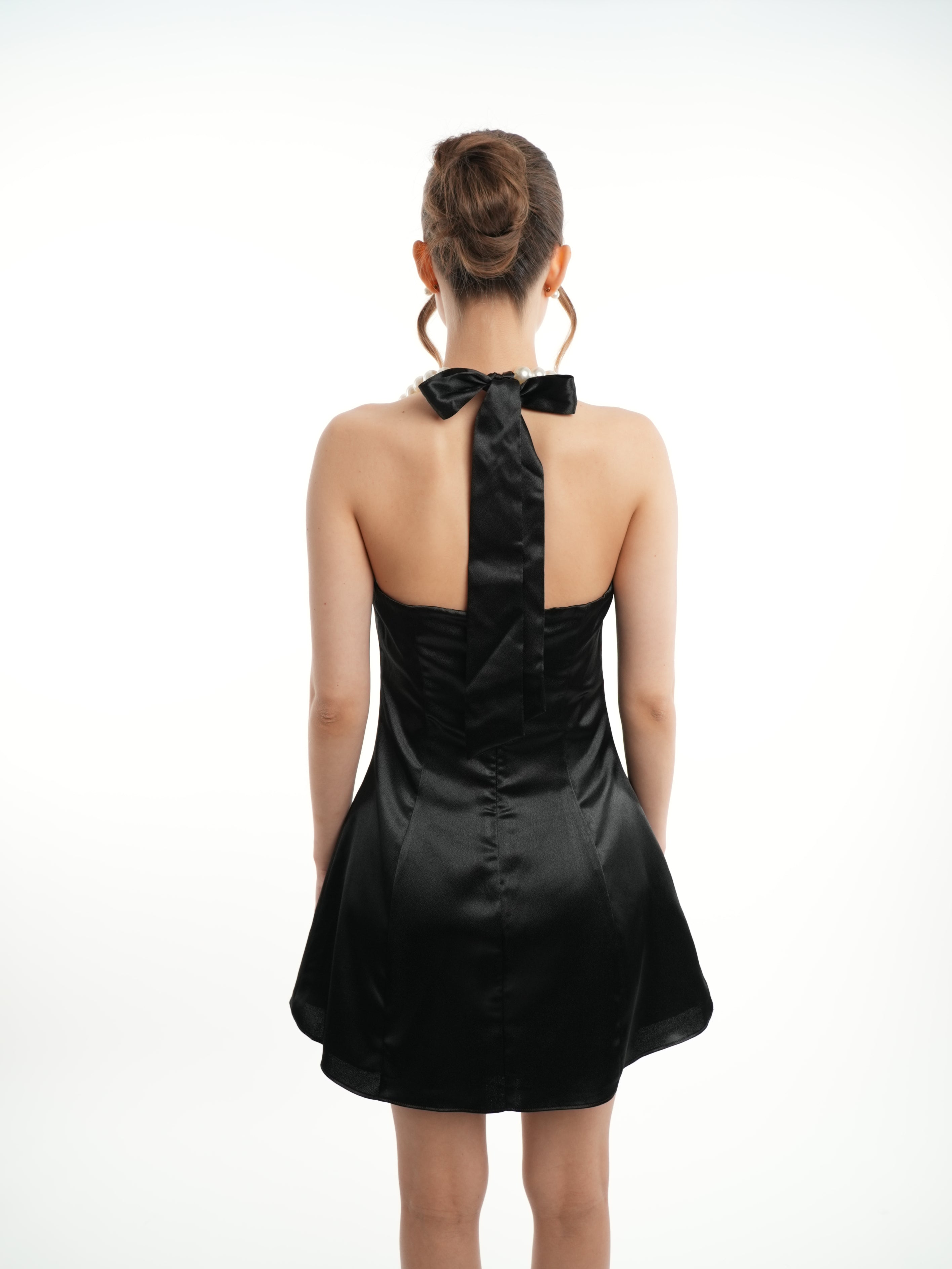 MINI PERLA - Robe courte en satin noir