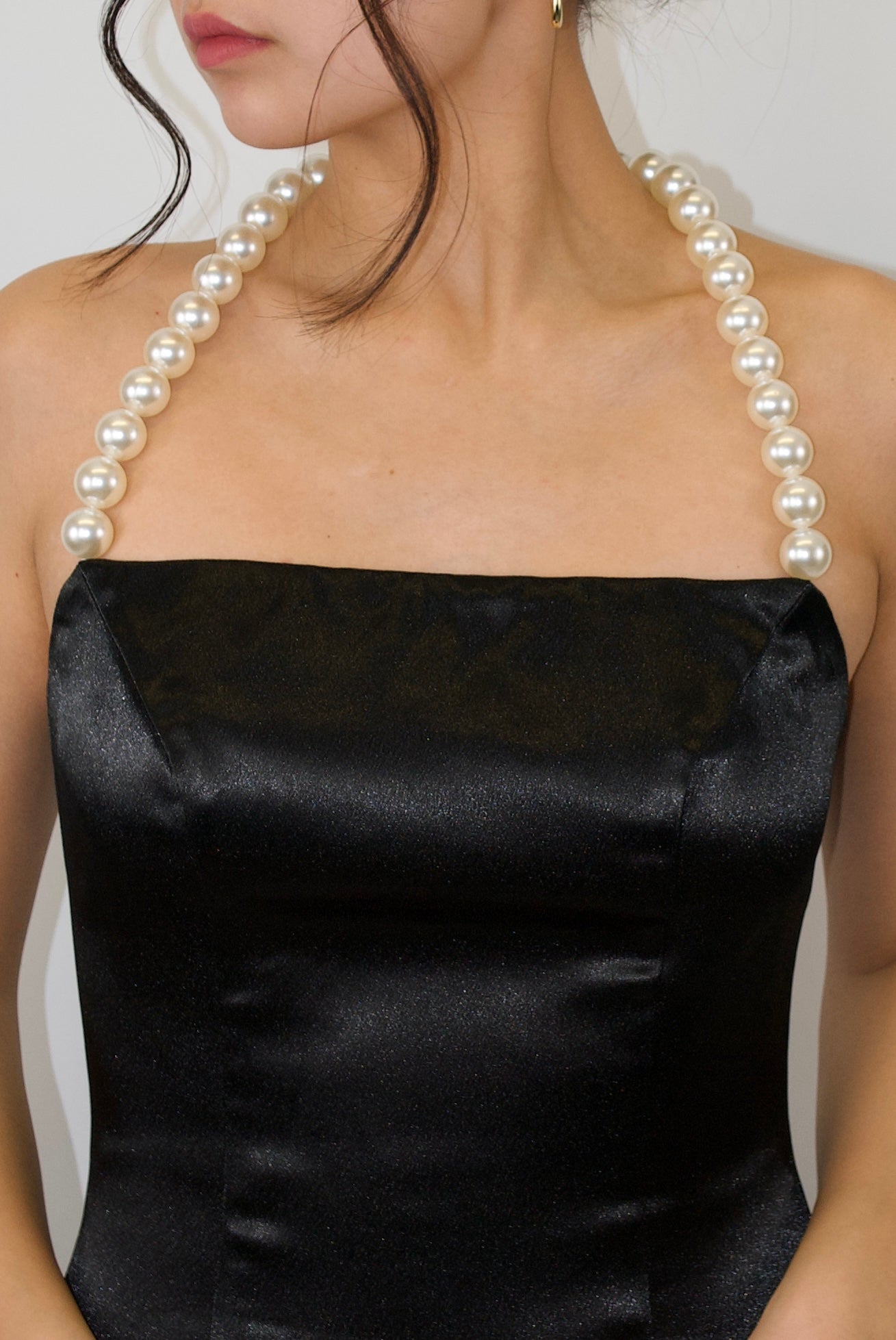 MINI PERLA - Robe courte en satin noir