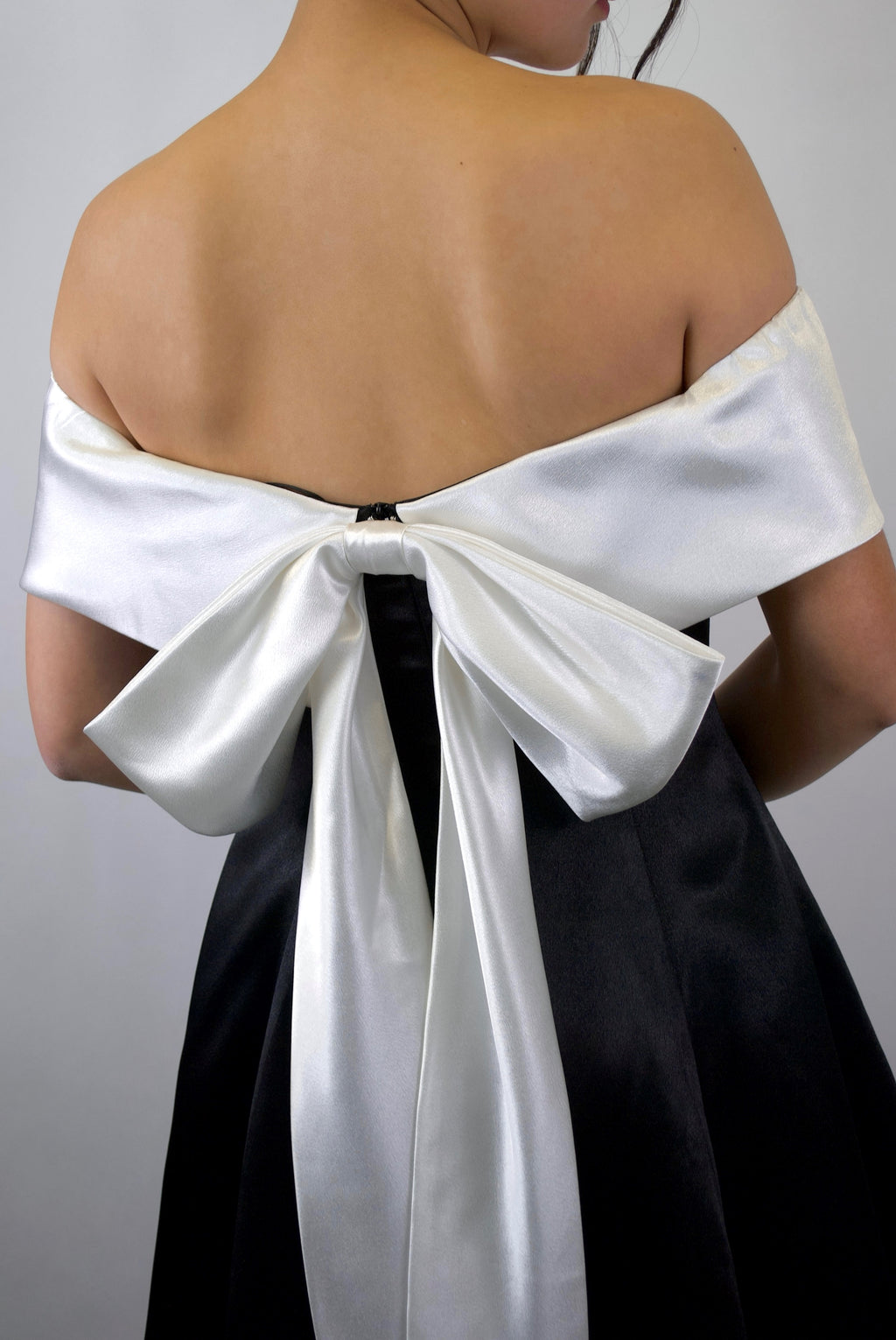 VICTORIA - Robe courte en satin sans manches