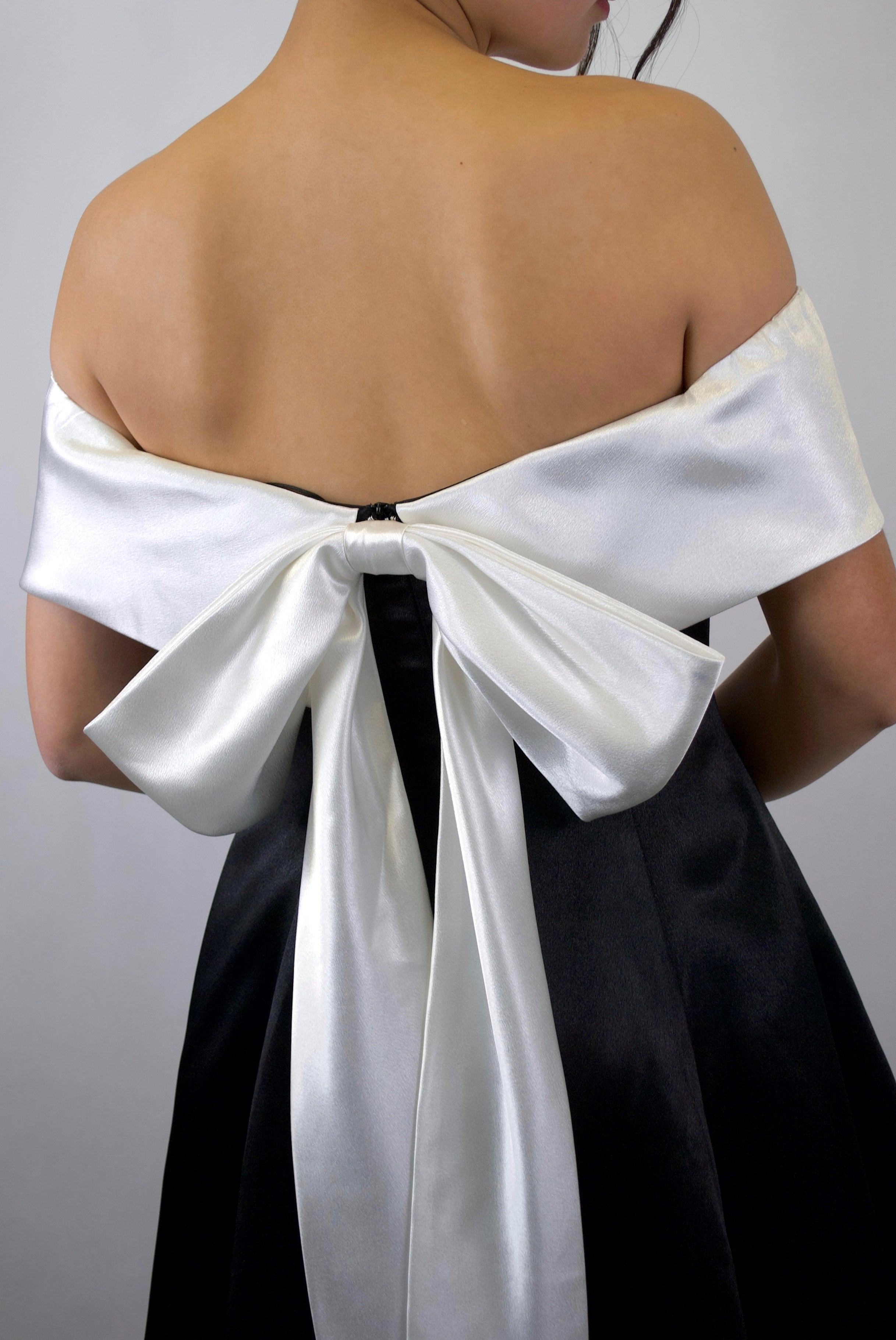 VICTORIA - Robe courte en satin sans manches